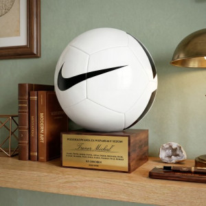 Piłka Nike na postumencie z grawerem dla trenera - Udany sezon