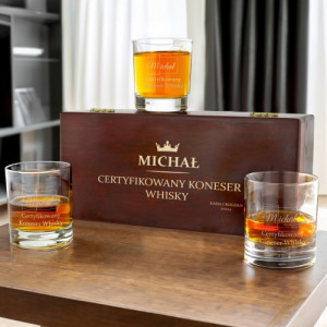 Szklanki do whisky w drewnianej skrzynce z grawerem - Certyfikowany koneser