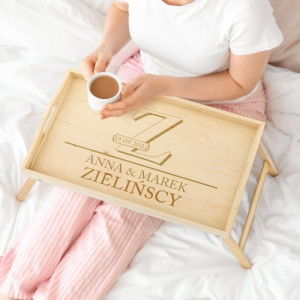 Drewniany stolik śniadaniowy z grawerem - Rodzinka