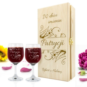 Drewniana skrzynka na wino z dwoma kieliszkami - W dniu imienin