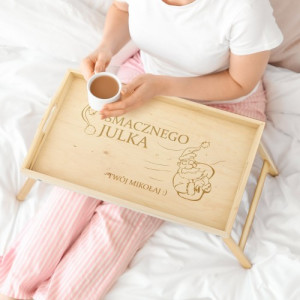 Drewniany stolik śniadaniowy z grawerem - prezent Mikołajkowy
