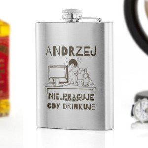 Piersiówka stalowa z grawerem dla niego - Nie pracuje, gdy drinkuje