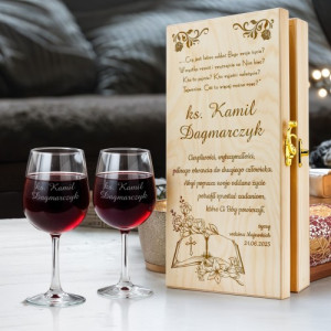 Skrzynka na wino i kieliszki z grawerem dla księdza - Kapłan