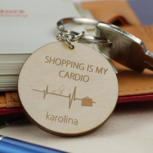 Brelok do kluczy drewniany z grawerem - Shopping is my cardio