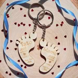 Zestaw breloków z personalizacją na prezent dla rodziców - Stópki dziecka