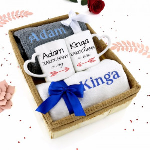 Zestaw dla pary: ręczniki z haftem i kubki w koszu - Zakochana para