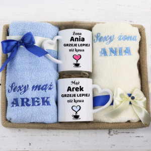 Prezent na rocznicę ślubu dla pary kubki z nadrukiem i ręczniki z haftem w koszyku
