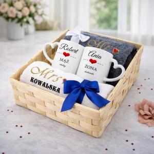 Zestaw prezentowy: kubki i ręczniki z haftem dla pary - Mrs&Mr