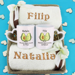 Prezent na ślub ręczniki z haftem i kubki z nadrukiem w koszyku