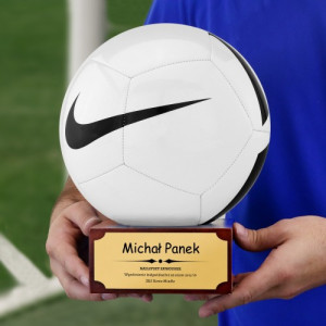 Piłka Nike na drewnianym postumencie dla piłkarza - Mistrz boiska