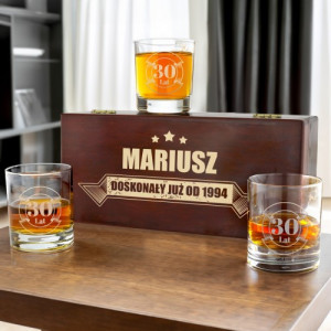 Szklanki do whisky w drewnianej skrzynce z grawerem - Doskonały