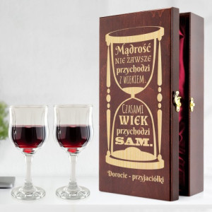 Skrzynka na wino z grawerem i dwa kieliszki dla niej - Mądrość z wiekiem