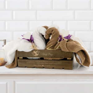 Łabędzie z ręczników w skrzynce dla pary młodej - Na nowej drodze