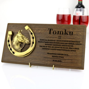 Podkowa na szczęście na desce z grawerem na emeryturę - Czas radości