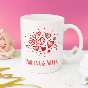 Klasyczny kubek z nadrukiem imion dla zakochanych - Serca