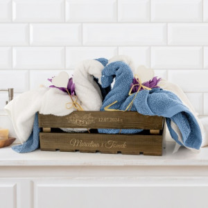 Ręczniki w skrzynce z grawerem na ślub - Ślubne łabędzie