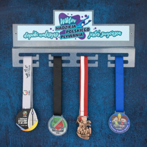 Wieszak na medale pływackie z imieniem (39 x 18 cm) - Wodnik