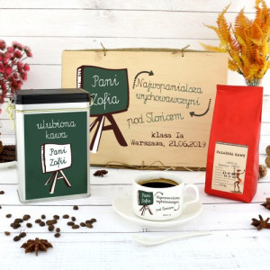 Filiżanka, puszka i kawa w skrzynce dla nauczyciela - Tablica Szkolna