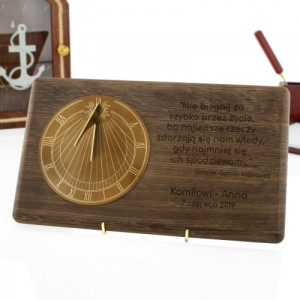 Elegancki zegar słoneczny na dębowej desce z grawerem - Retro