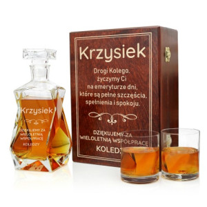 Karafka z grawerem i szklankami w skrzynce na emeryturę - Dla Konesera