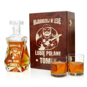 Karafka z grawerem i szklankami w skrzynce dla myśliwego - Lubię polane
