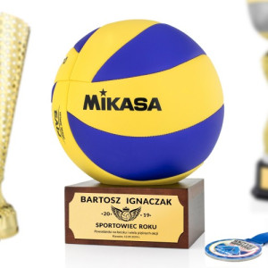 Piłka do siatkówki na postumencie z grawerem - Sportowiec Roku