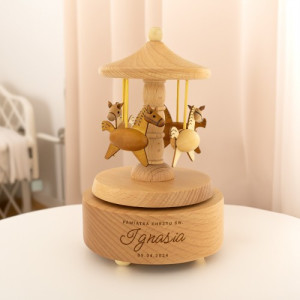 Pozytywka drewniana z grawerem na chrzest - Karuzela z konikami