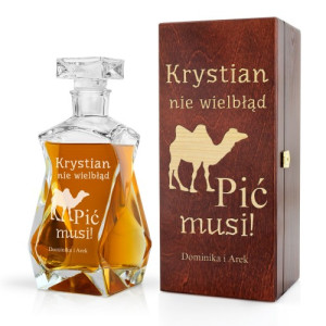 Karafka z grawerem w pudełku na imieniny kolegi - Wielbłąd