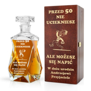 Karafka z grawerem na 50 urodziny dla niego w skrzynce - Więcej gazu
