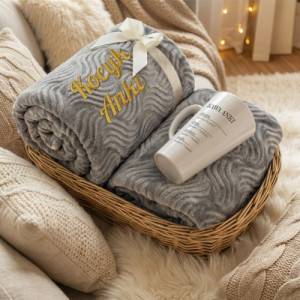 Koc z haftem 200 x 220 i kubek z nadrukiem dla niej - Kawka