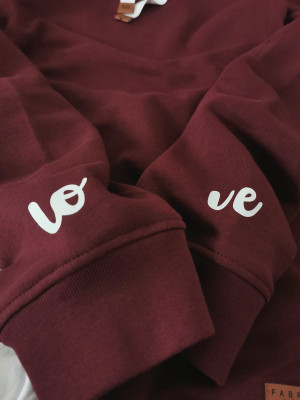 Bluza z kapturem z nadrukiem love na rękawach