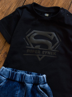 Czarna koszulka z nadrukiem super synek