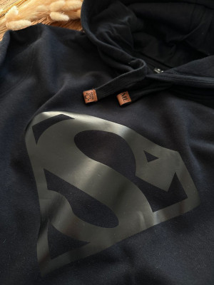 Bluza z kapturem z czarnym znakiem supermena