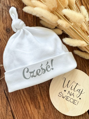 Czapka supełek dla niemowlaka z nadrukiem cześć!