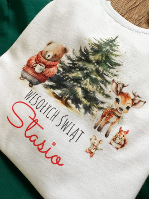 Body niemowlęce zwierzątka przy choince Wesołych Świąt