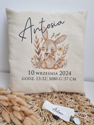 Poduszka z nadrukiem metryczki zajączek na łące