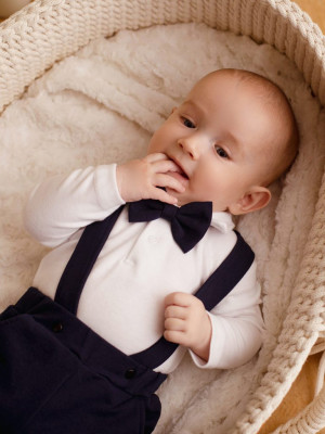 Elegancki komplet dla chłopca body polo + mucha + spodnie z szelkami