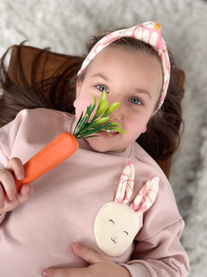 Bluza dziecięca buzia króliczka z uszkami malinowe stokrotki