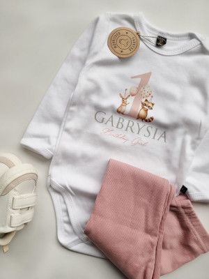 Body niemowlęce Birthday Girl z nadrukiem króliczka i szopa