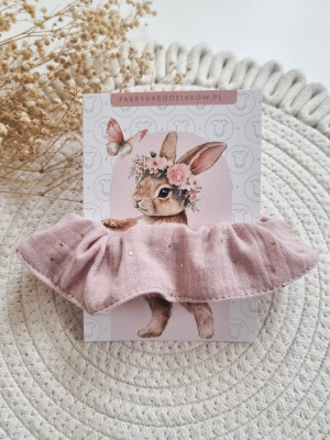 Gumka scrunchie do włosów muślinowa różowa złote kropeczki