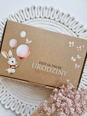 Ozdobne pudełko na urodziny z króliczkiem + liścik z życzeniami