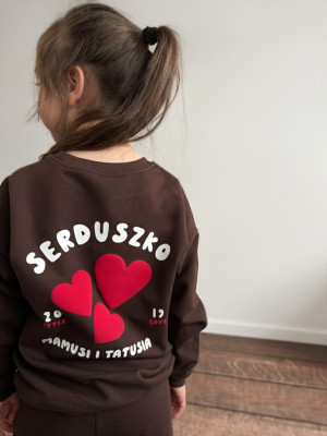 Brązowy komplet dla dziecka serduszko mamusi i tatusia (bluza + spodnie)