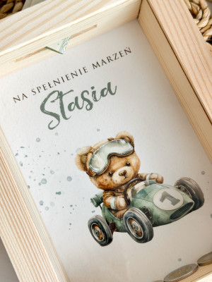 Skarbonka dla dziecka z nadrukiem misia w aucie