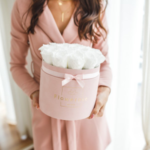 Białe wieczne róże różowy flowerbox VELVET L