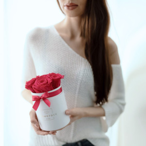 Ciemnoróżowe wieczne róże biały flowerbox CLASSIC S
