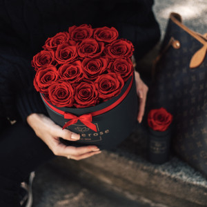 Ciemnoczerwone wieczne róże czarny flowerbox CLASSIC L