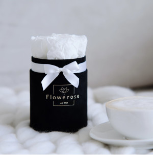 Białe wieczne róże czarny flowerbox VELVET S