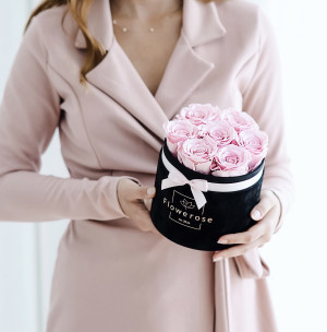 Różowe wieczne róże czarny flowerbox VELVET M