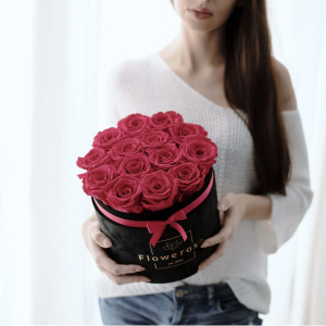 Ciemnoróżowe wieczne róże czarny flowerbox VELVET L