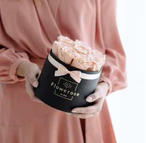 Brzoskwiniowe wieczne róże czarny flowerbox CLASSIC M